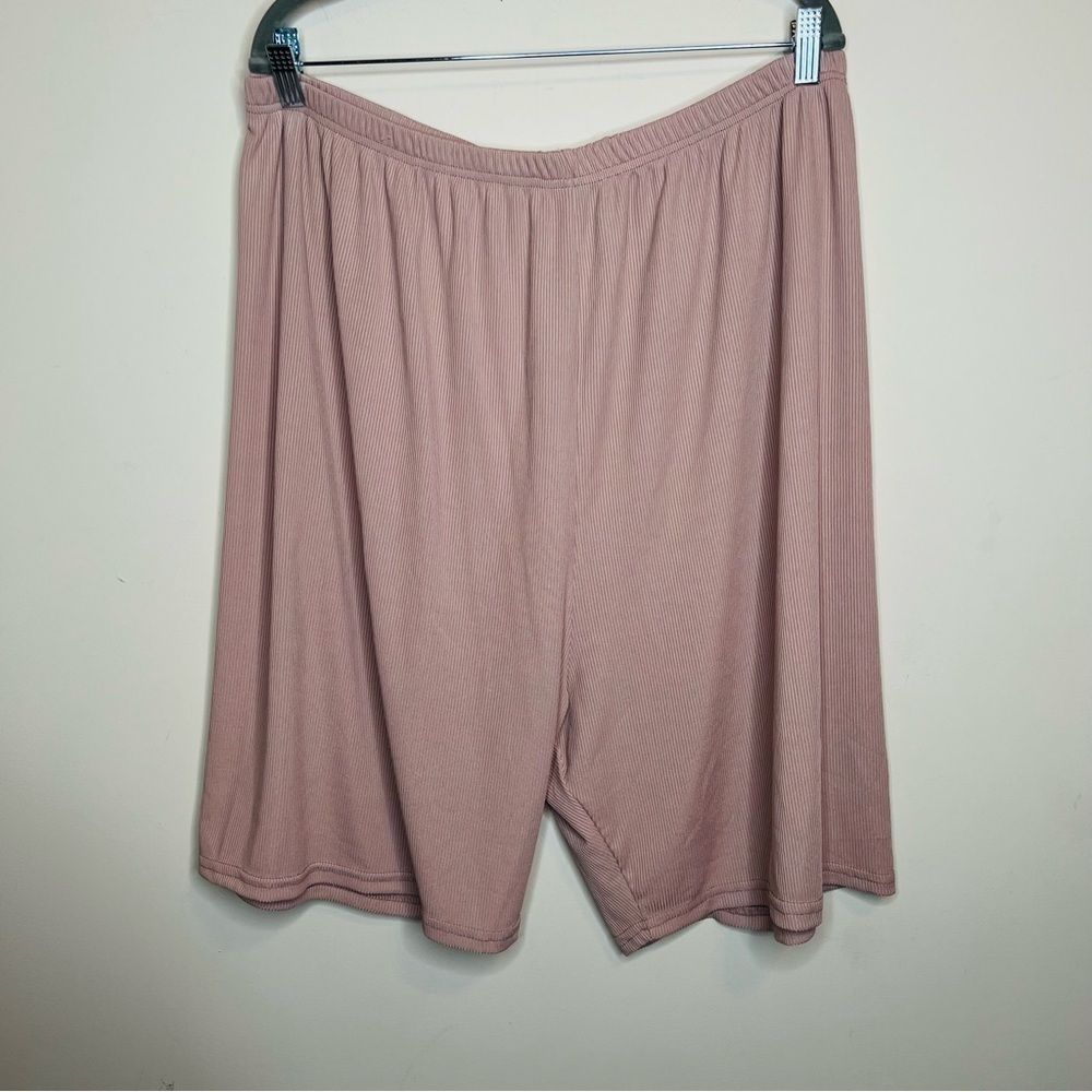 BOOHOO Crème Biker Shorts
